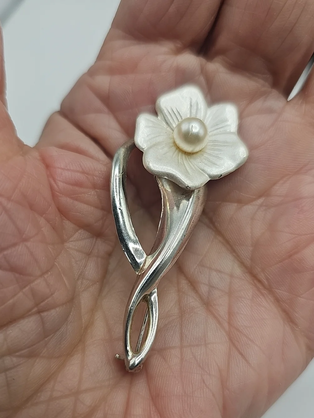 Vintage Silver Tone Pearl Flower Brooch - Elegant Floral Pin.